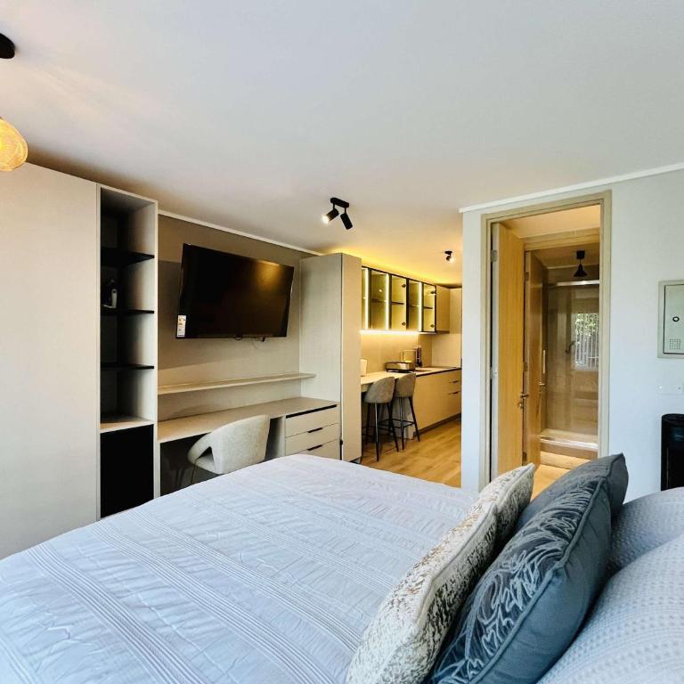 Modern Studio in Prime Laundry Rooftop Pool Gym - One-Bedroom Apartment - 19
