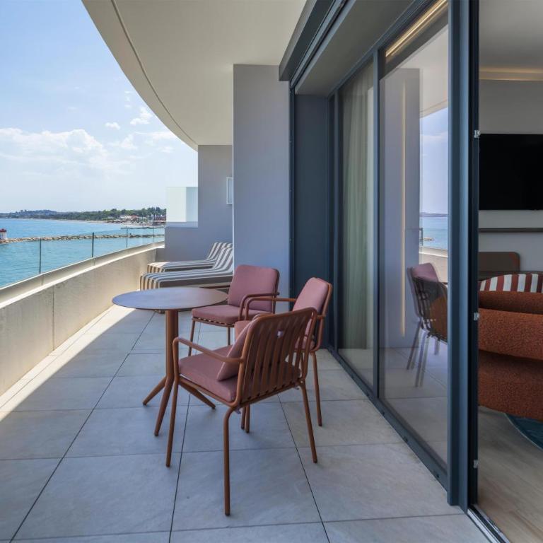 Marina Baie des Anges Hôtel, Curio Collection By Hilton - Marina Bay Suite with Sea View - 1