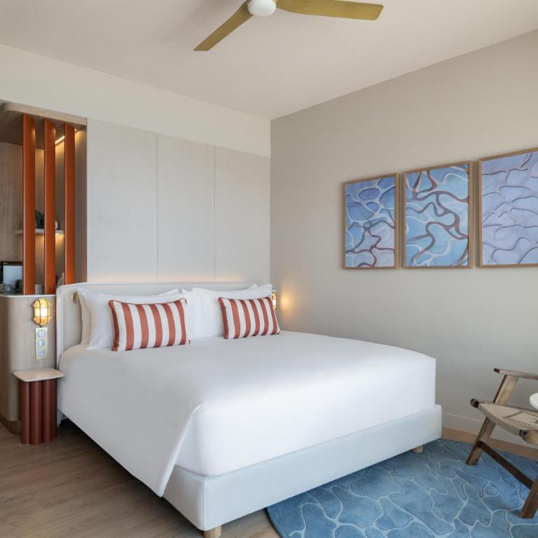 Marina Baie des Anges Hôtel, Curio Collection By Hilton - Chambre Premium avec Lit King-Size et Vue sur la Mer - 3