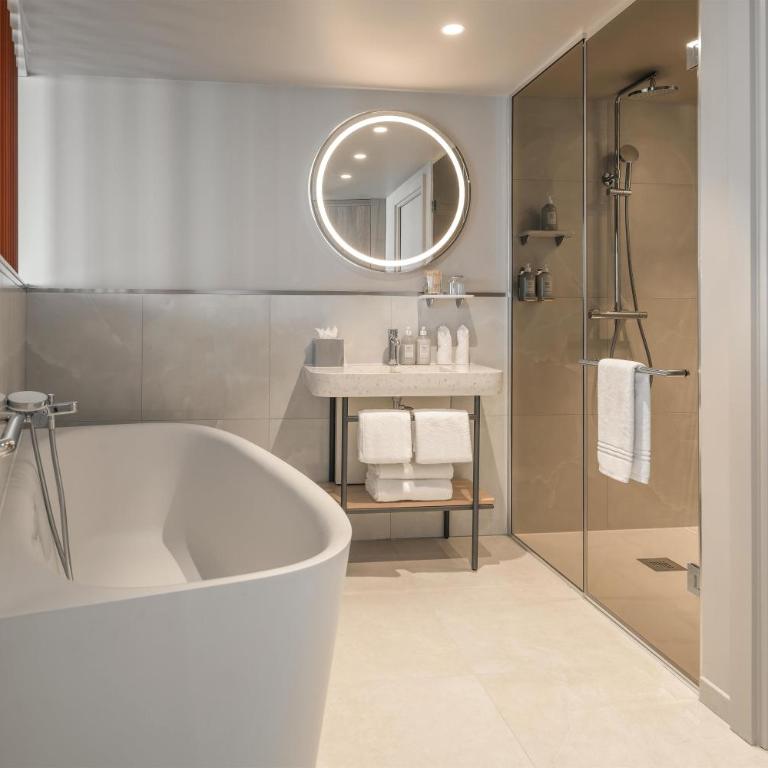 Marina Baie des Anges Hôtel, Curio Collection By Hilton - Marina Bay Suite with Sea View - 7