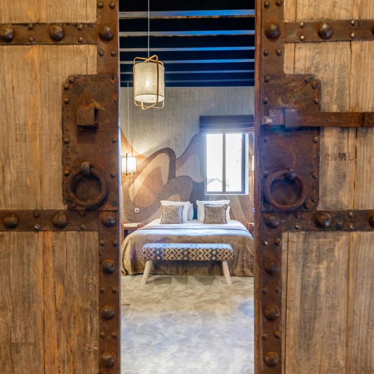 Woodloft, a unique place with an indoor pool! - Three-Bedroom Villa - 5