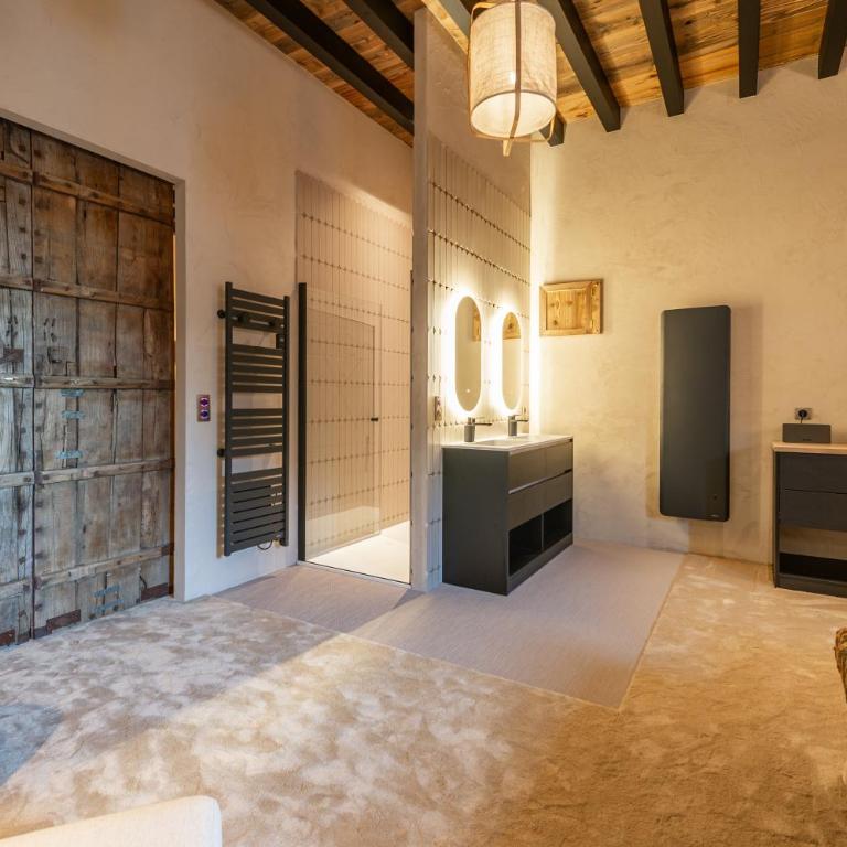 Woodloft, a unique place with an indoor pool! - Three-Bedroom Villa - 34