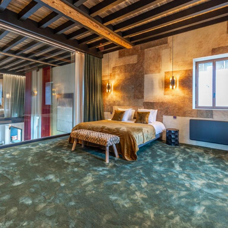 Woodloft, a unique place with an indoor pool! - Three-Bedroom Villa - 36