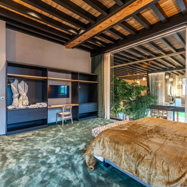 Woodloft, a unique place with an indoor pool! - Three-Bedroom Villa - 33