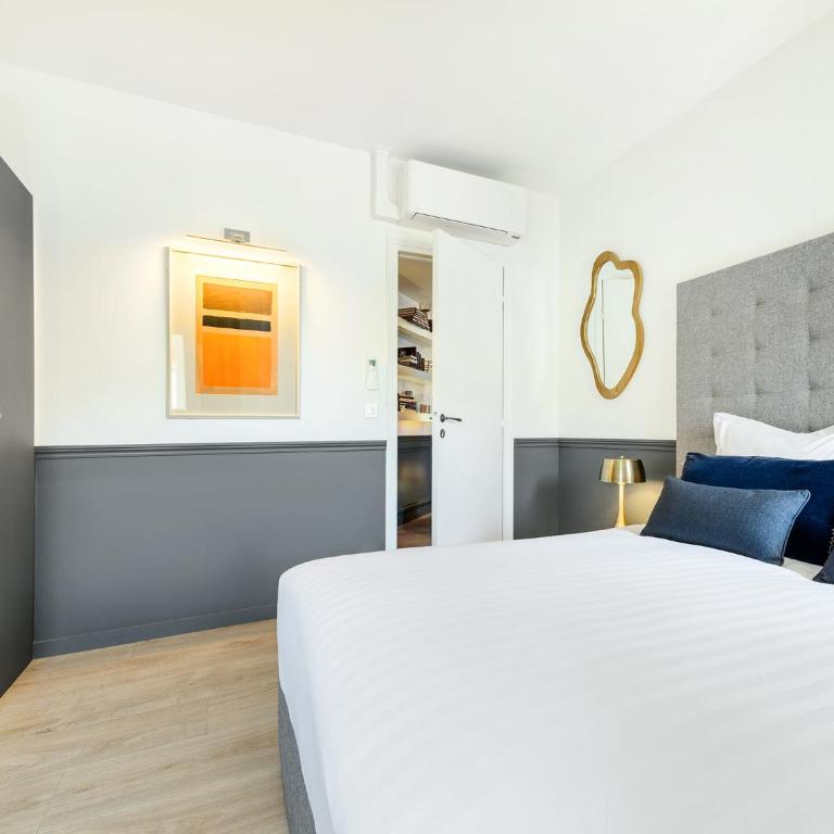 LivinParis - Luxury AC 2 & 3 Bedrooms Le Louvre - Three Bedroom A/C Apartment with Eiffel View - 15