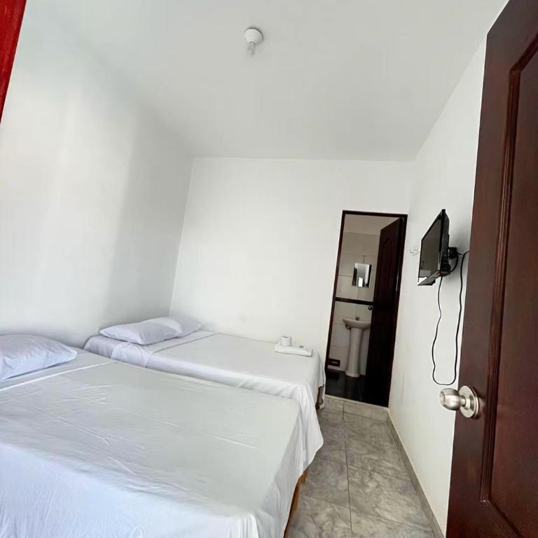 Hospedaje Dora - Habitación Doble - 2 camas dobles - 1