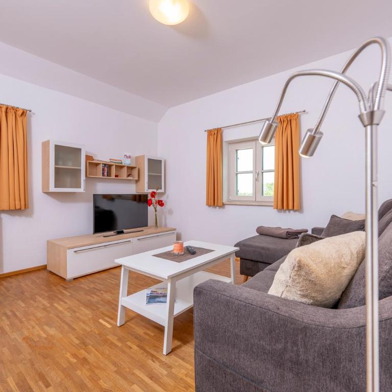 Ferienwohnungen Allgäublick am Radweg mit Fahrradgarage und Garten - Apartment mit 1 Schlafzimmer und Gartenblick - 1