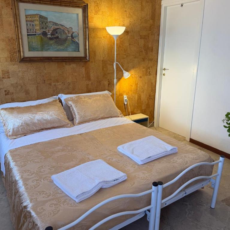 Royal Guest House Venice - Triple Room with City View - 8