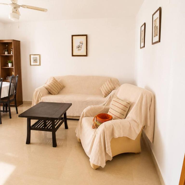Spacious 2BR Pool Parking Near the Beach - Apartment - 20