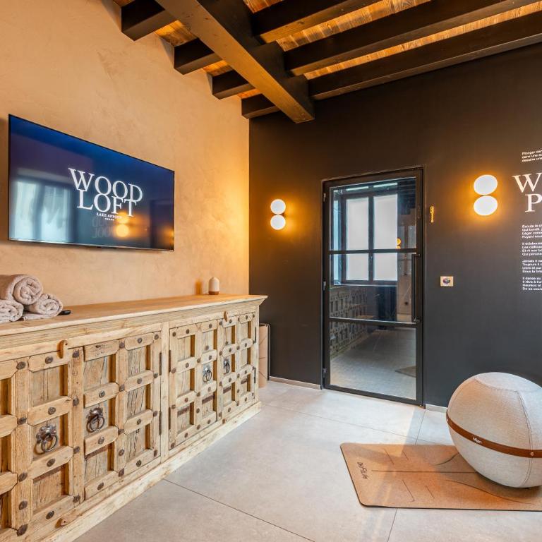 Woodloft, a unique place with an indoor pool! - Three-Bedroom Villa - 42