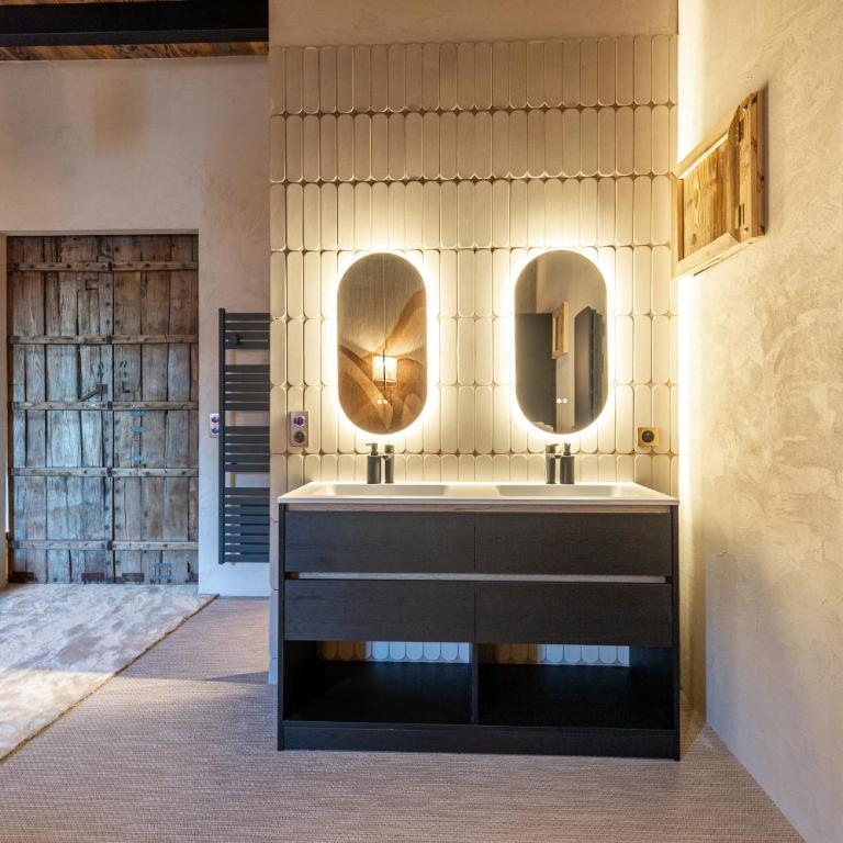 Woodloft, a unique place with an indoor pool! - Three-Bedroom Villa - 11