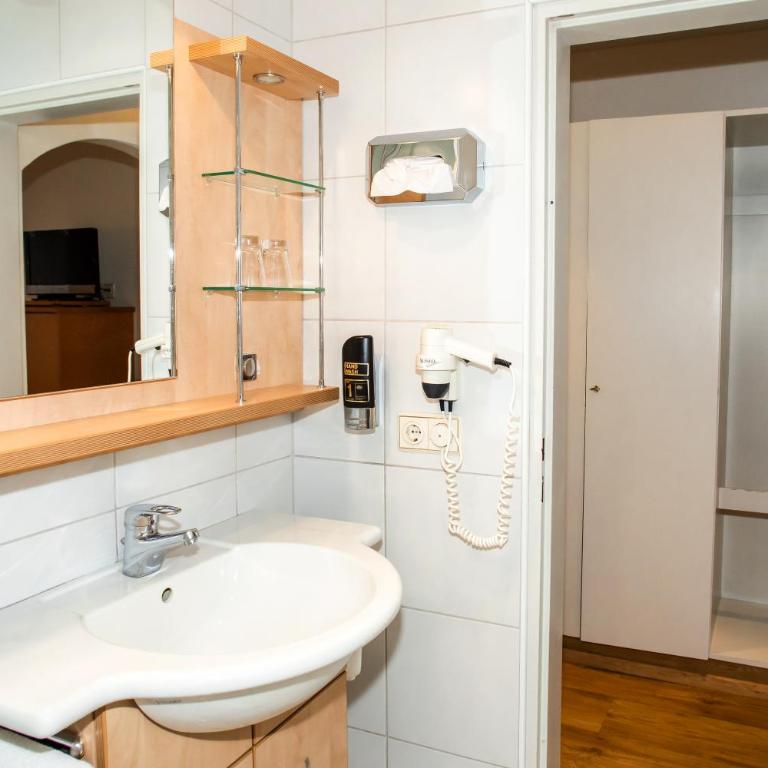 Gasthof zur Post - Double Room with Balcony - 12
