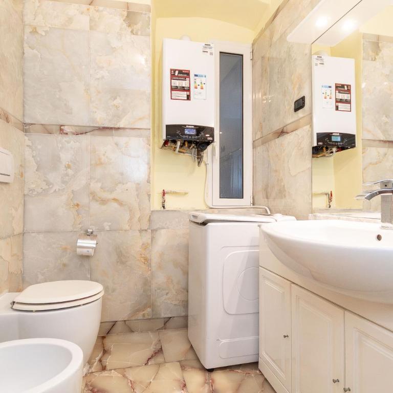 Trilocale - 4 minuti Stazione Treni - Appartamento con 2 Camere da Letto - 12