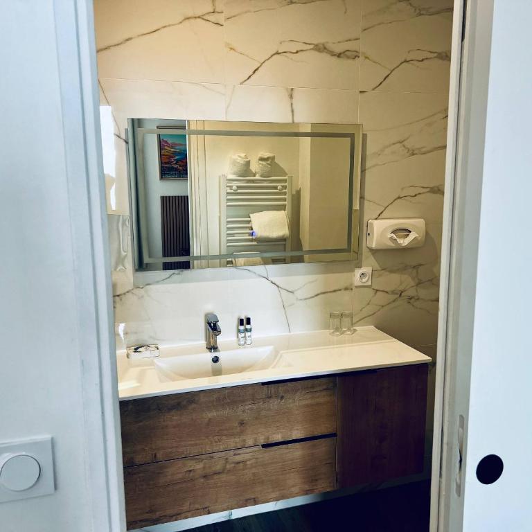 Hotel Le Bon Port - Double Room with Sea View - 140cm Double Bed - 5