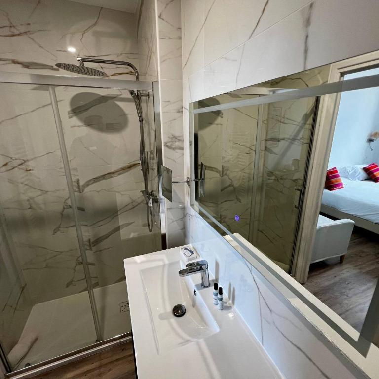 Hotel Le Bon Port - Double Room with Sea View - 140cm Double Bed - 7