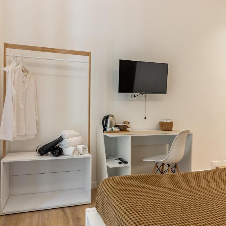 September's Suites - mytouristhome - Camera Matrimoniale con Balcone - 8