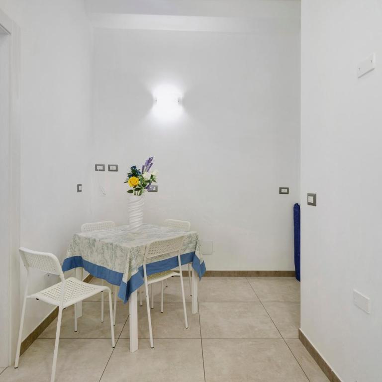 Maison Vivian Rooms - Two-Bedroom Deluxe Apartment with Balcony - 17