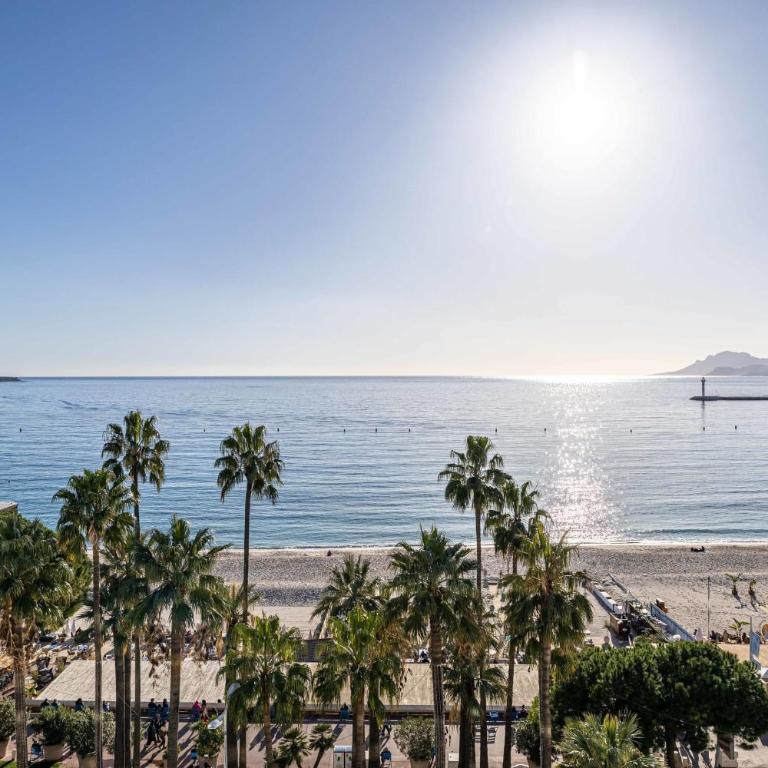 REF 1962 - Face mer à Cannes - 5 minutes du Palais des Festivals - Appartement - 16