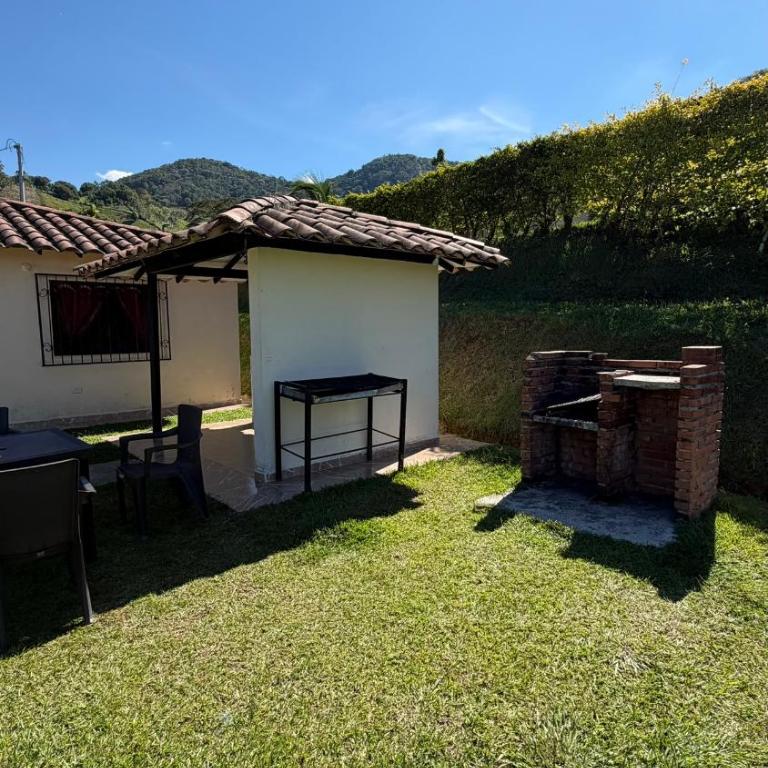 Centro vacacional campo verde cocorna - Habitación Familiar con vistas al jardín - 18