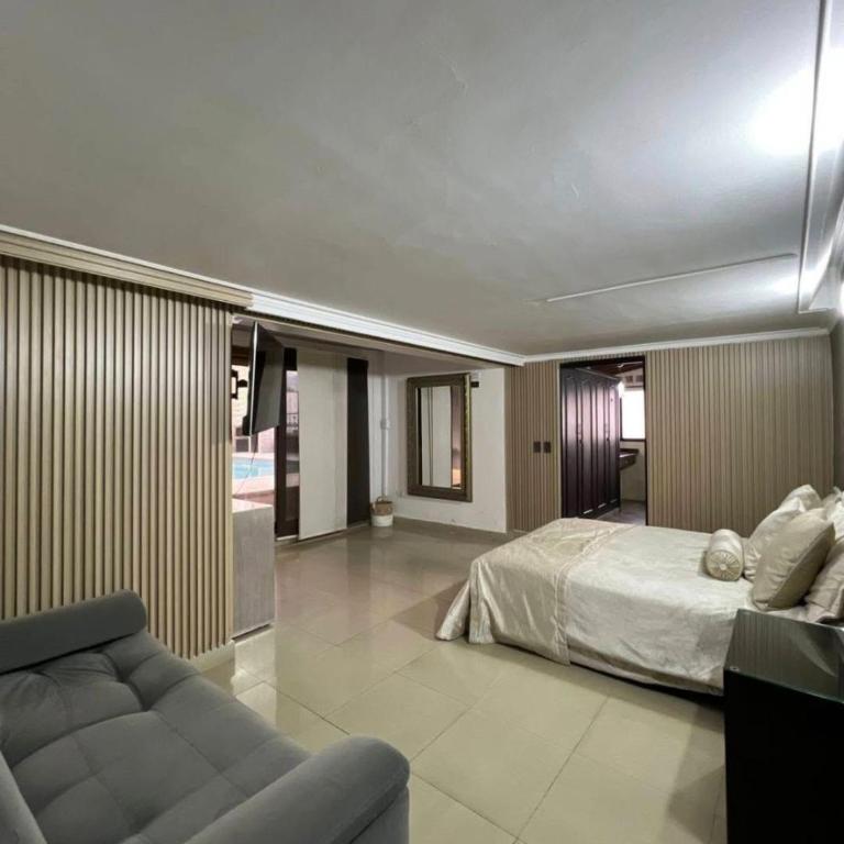 Emerald Terrace - Double Room with Shared Bathroom - 8