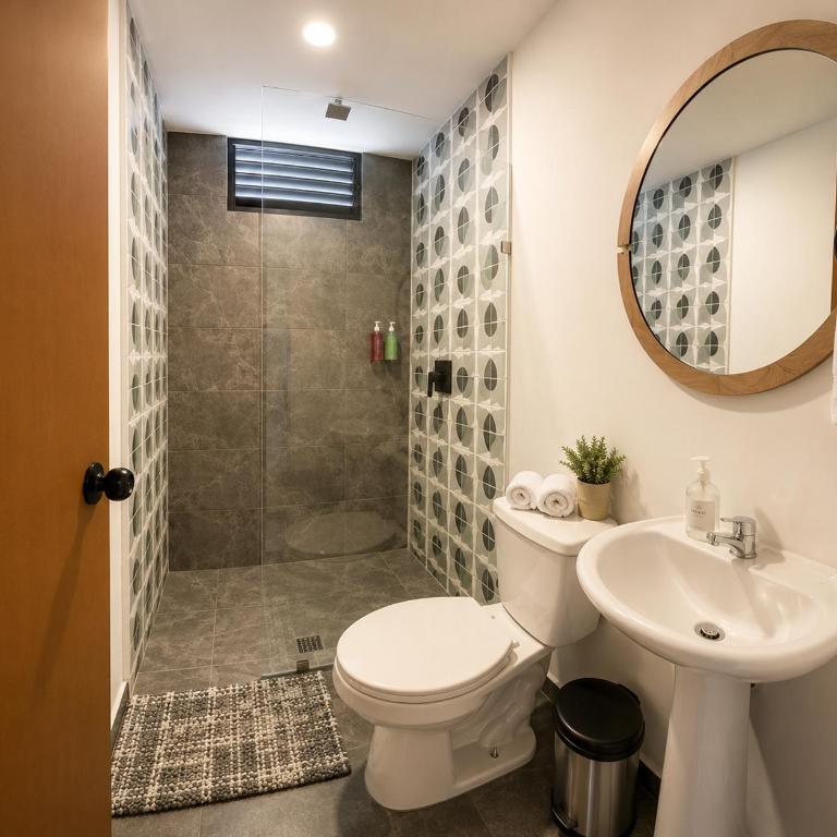 Luum Guest House Manila - Standard Double Room with Balcony - 3
