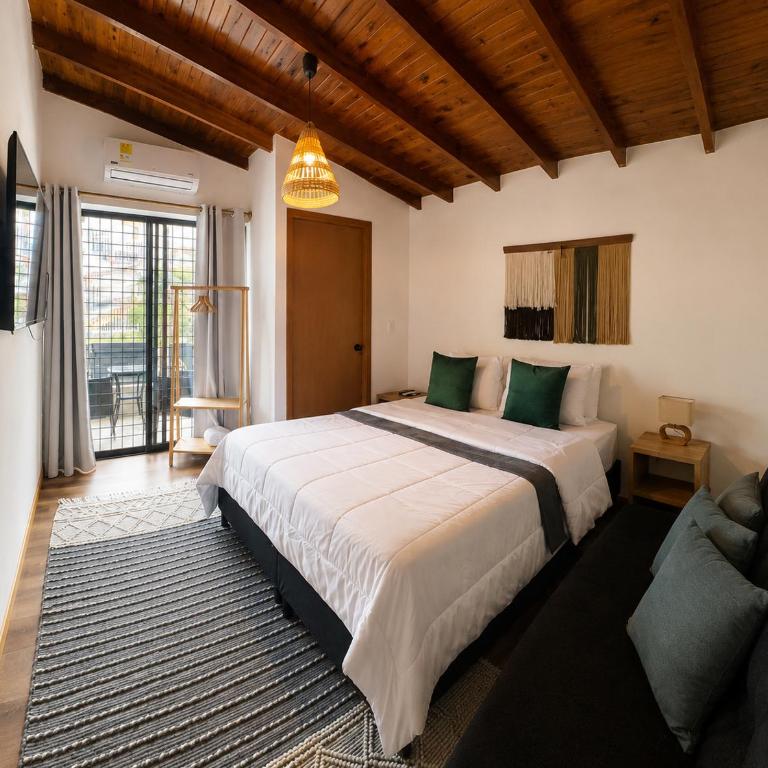 Luum Guest House Manila - Standard Double Room with Balcony - 5