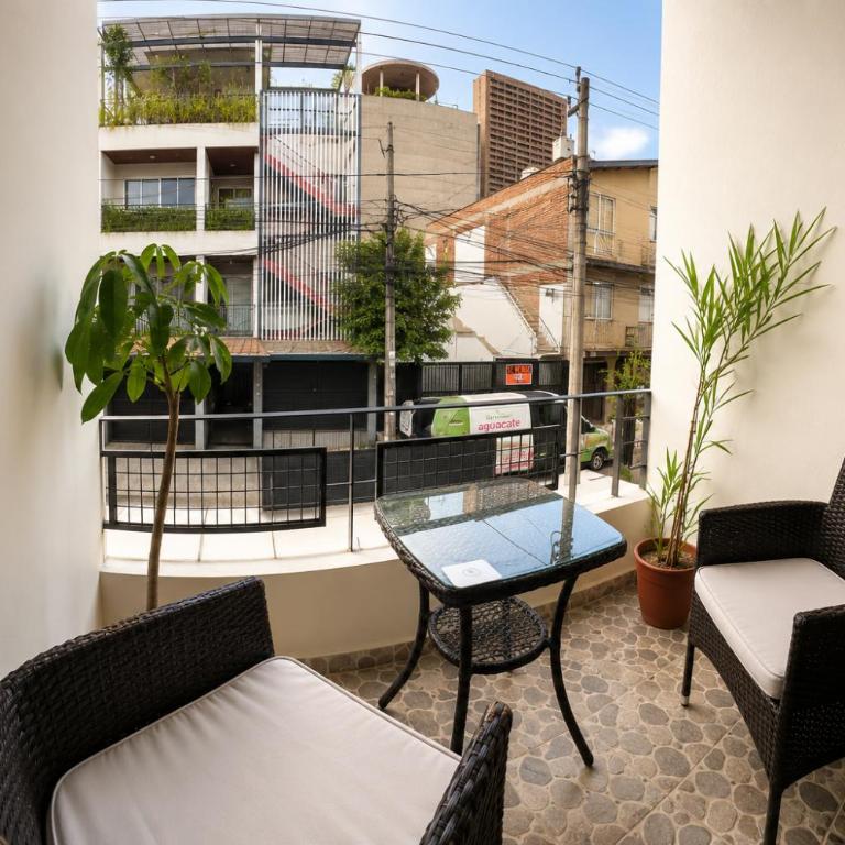 Luum Guest House Manila - Standard Double Room with Balcony - 6