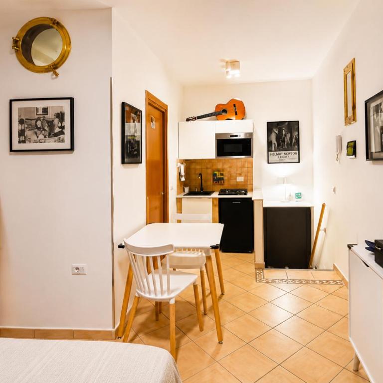 Space Oddity Naples Apartment - One-Bedroom Apartment - 1