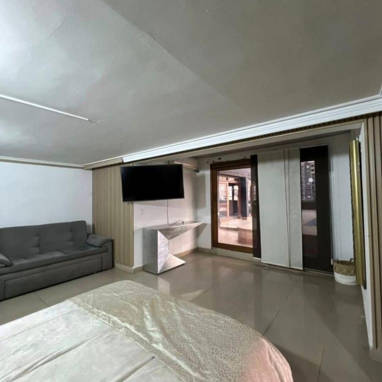 Emerald Terrace - Double Room with Shared Bathroom - 9