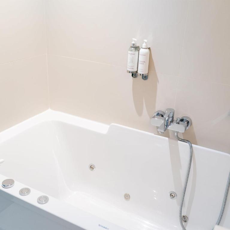 Best Western Premier Le Masq Hotel - Suite Lit King-Size Balnéo avec Balcon - 6