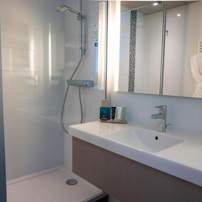 Best Western Plus Metz Technopole - Grande Chambre Lit King-Size Premium - Vue sur Parcours de Golf - Non-Fumeurs - 6