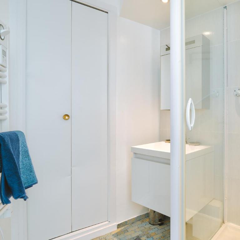 Résidence Le Crystal Dinard Plage - Studio with Sea View - 1