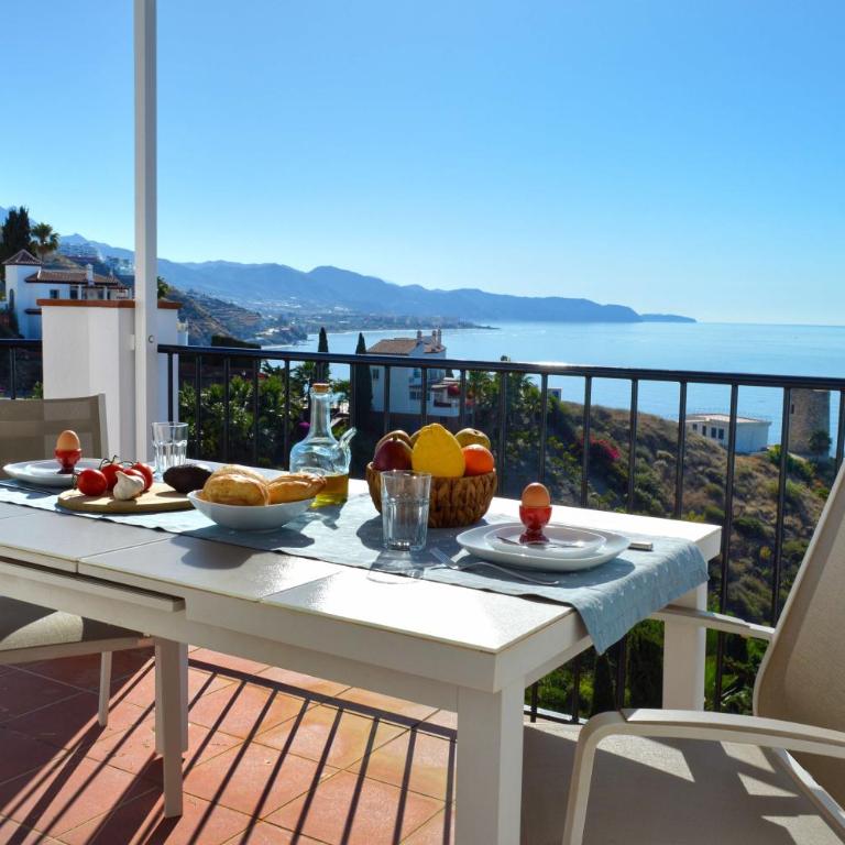 Sea, Blue Sky & Sun Panoramic Sea View Holiday Home near Nerja - Apartment mit 2 Schlafzimmern, Terrasse und Meerblick - 4