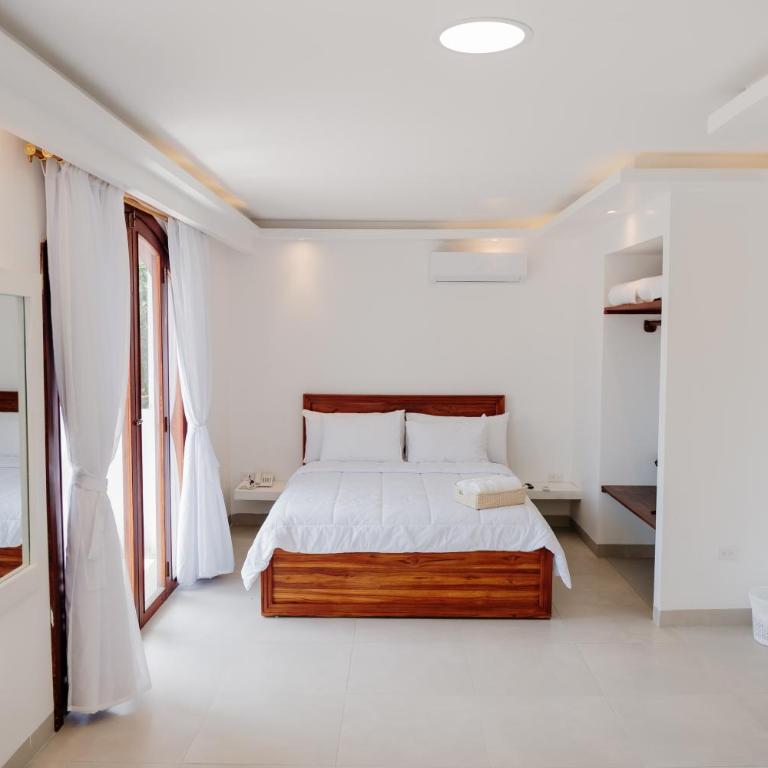 Montañablu Hotel - Suite con cama grande y balcón - 1