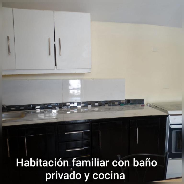 Hostal Atlantis Middle World - Family Room with Private Bathroom - 1