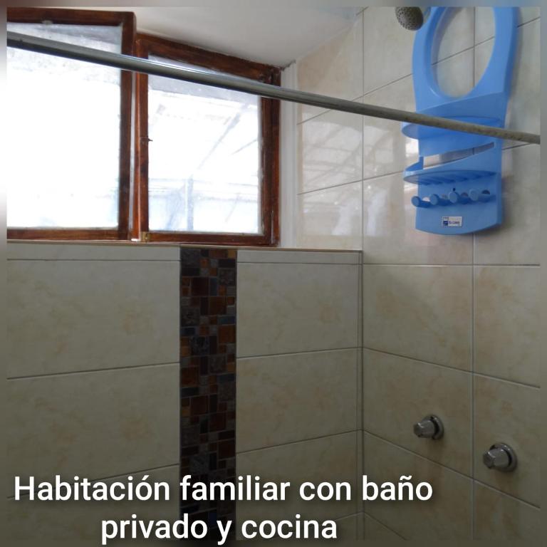 Hostal Atlantis Middle World - Family Room with Private Bathroom - 8
