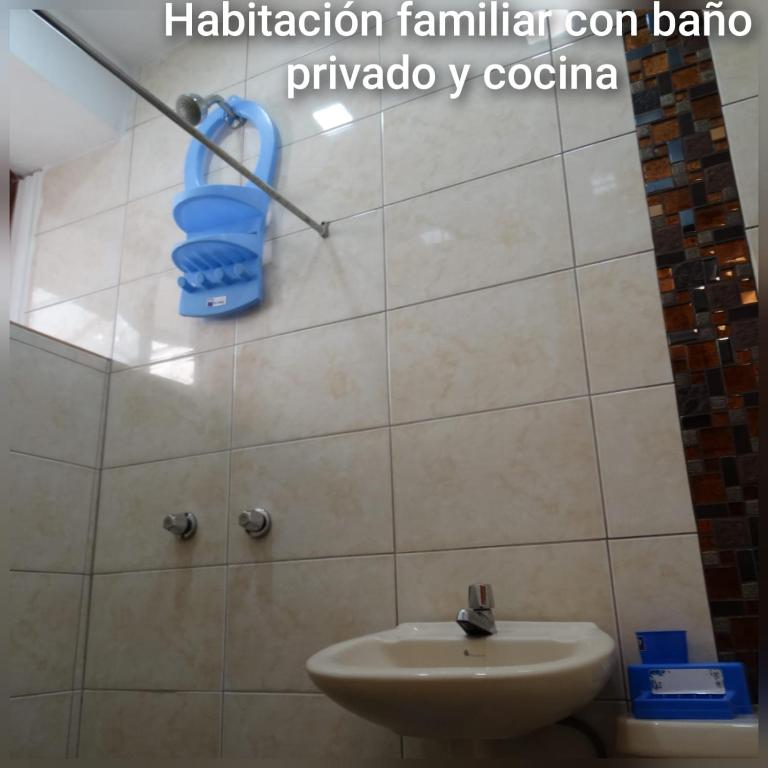 Hostal Atlantis Middle World - Family Room with Private Bathroom - 9