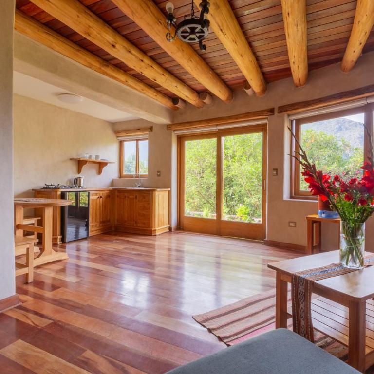 Munay Sonqo Retreat & Yoga Center - Deluxe One-Bedroom Apartment with Garden View - 3