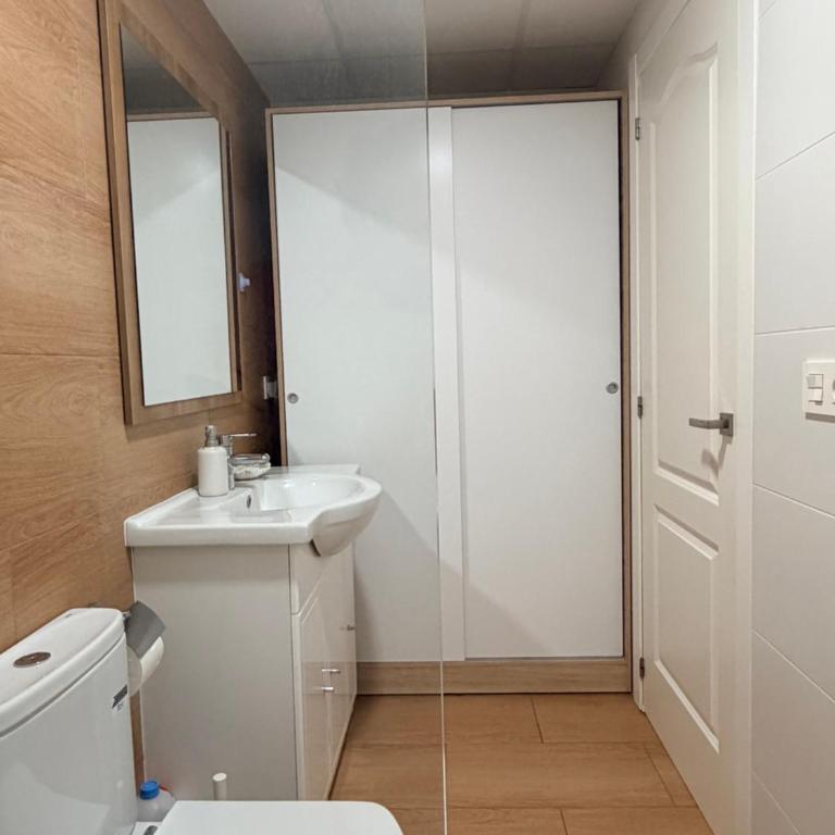 Mirador 2 del Mercado Central - habitacion con baño privado en el centro de la Ciudad Vella - Doppelzimmer mit eigenem Bad - 11