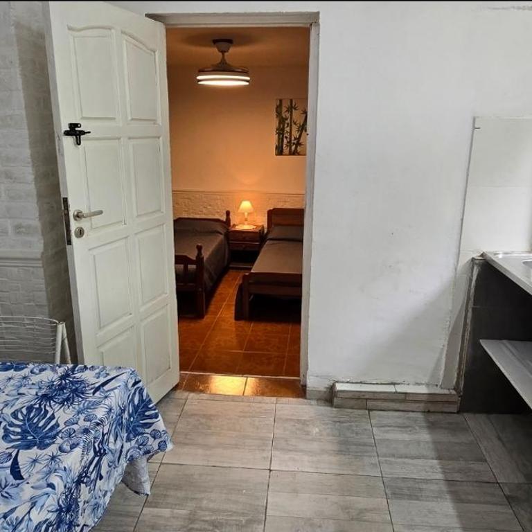 Depto Pringles 1740, Primer Piso, Parking Privado Gratis - Two-Bedroom Apartment with Garden View - 5