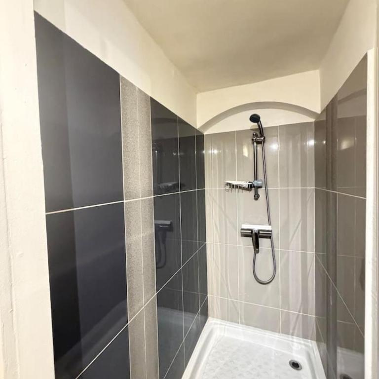 Studio Moderne tout équipé, petit extérieur Nîmes - Appartement 1 Chambre - 15