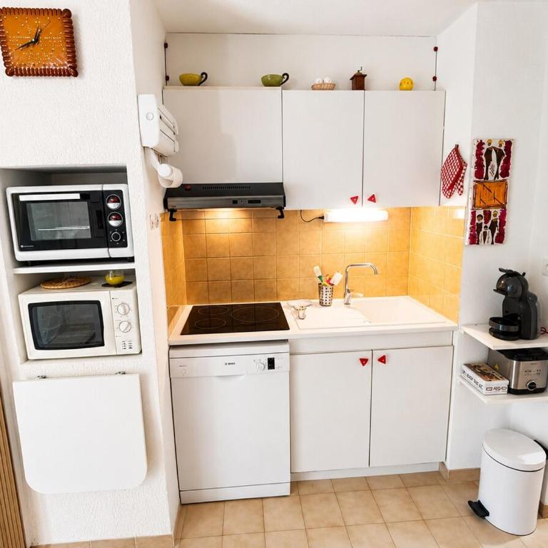 Appartement tout equipé en rdc climatisé terrasse et parking - Studio-Apartment mit Queensize-Bett - 4