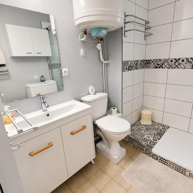 Appartement tout equipé en rdc climatisé terrasse et parking - Studio-Apartment mit Queensize-Bett - 17
