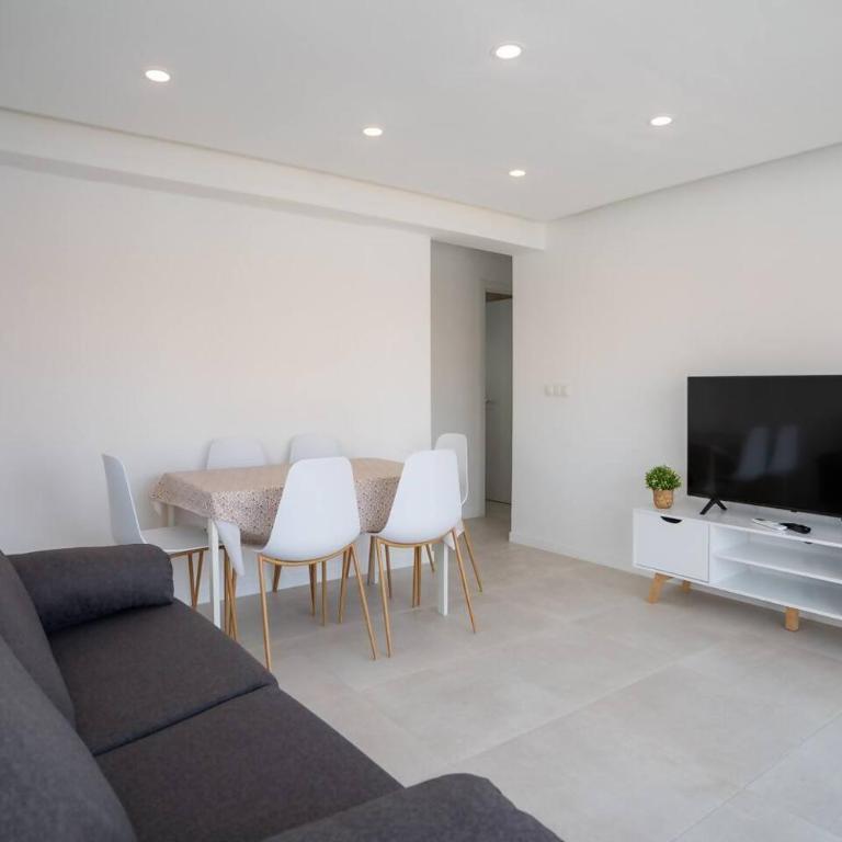 Apartamento con vistas al mar - Three-Bedroom Apartment - 5