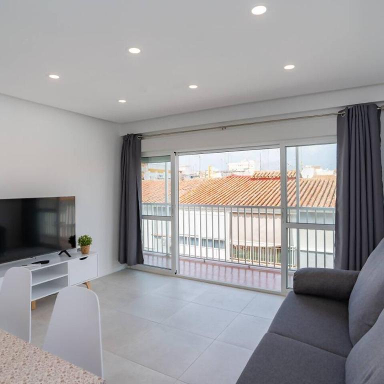 Apartamento con vistas al mar - Three-Bedroom Apartment - 9
