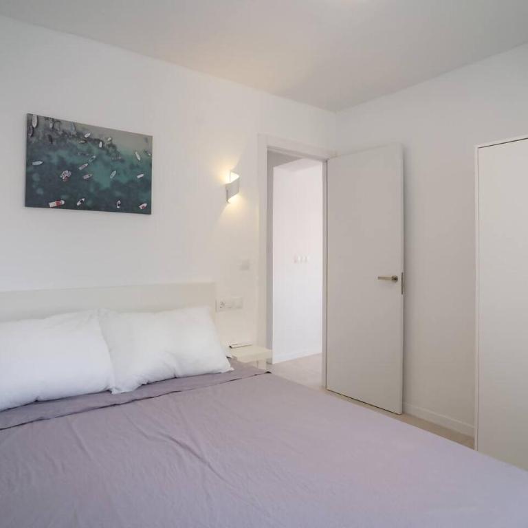 Apartamento con vistas al mar - Three-Bedroom Apartment - 10