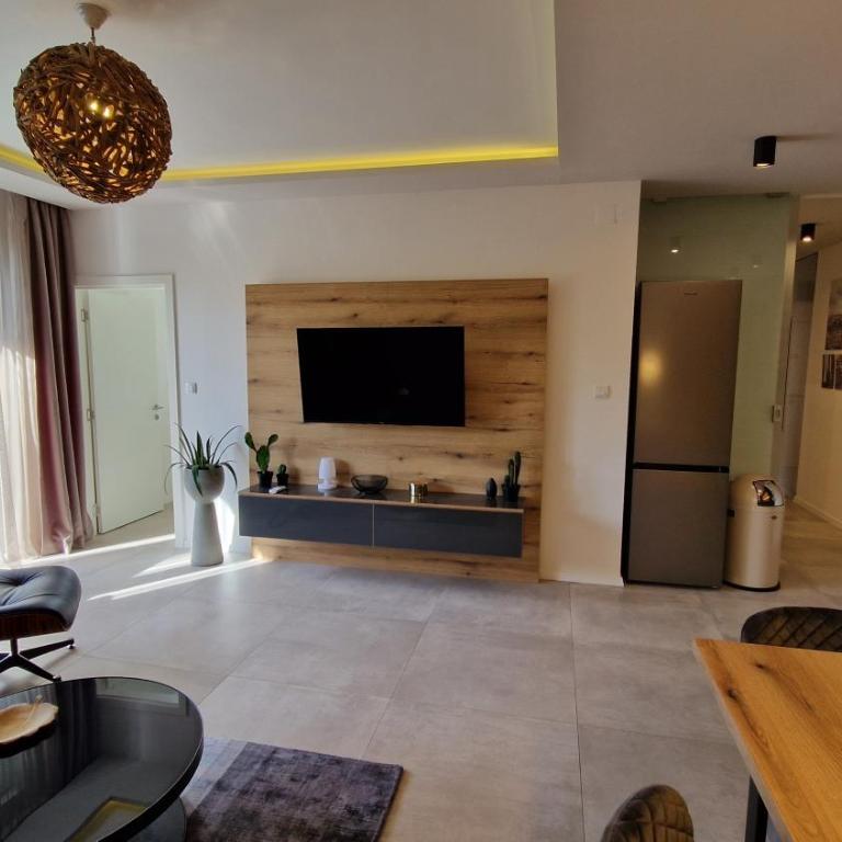 FAMILY RESORT SUBOTICA Apartments - Suite mit Kingsize-Bett und Balkon - 2