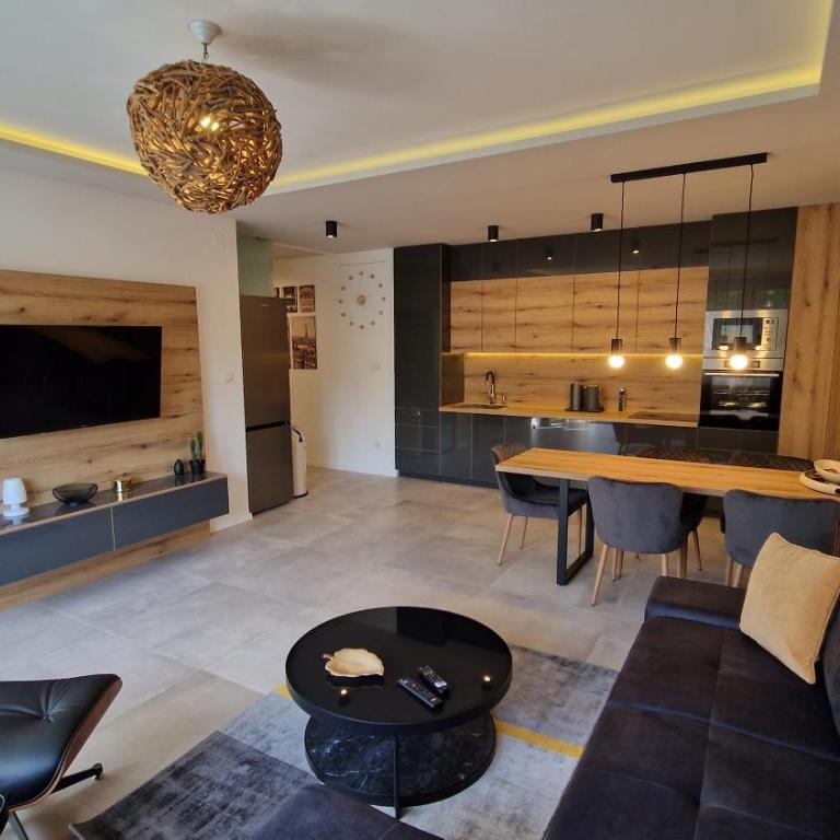 FAMILY RESORT SUBOTICA Apartments - Suite mit Kingsize-Bett und Balkon - 3