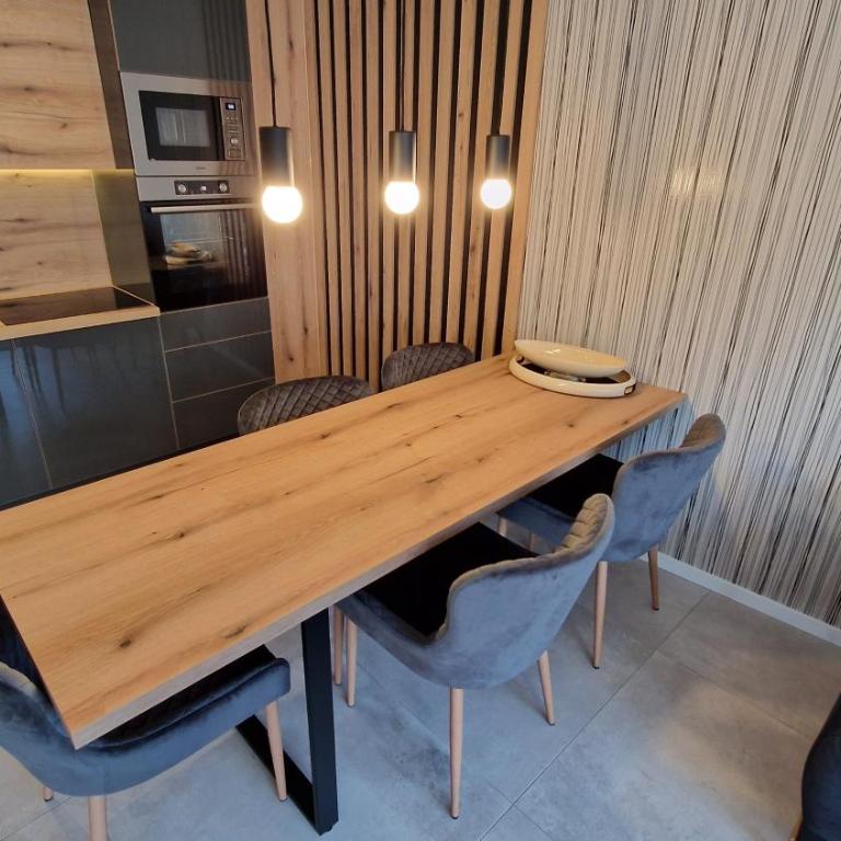 FAMILY RESORT SUBOTICA Apartments - Suite mit Kingsize-Bett und Balkon - 9