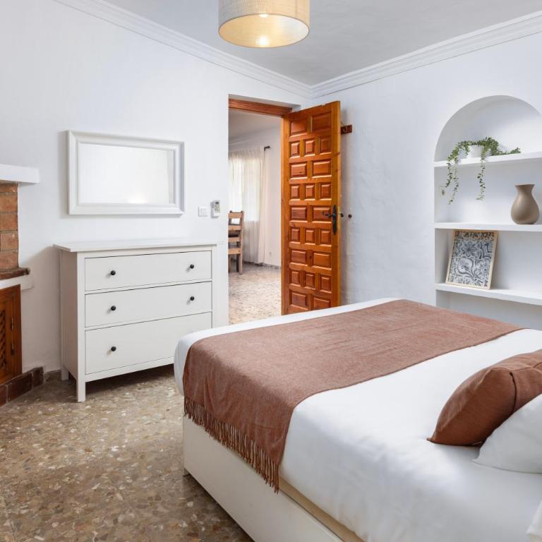 Villa Nerja with Pool, BBQ, Games & Fireplace - Villa - 10
